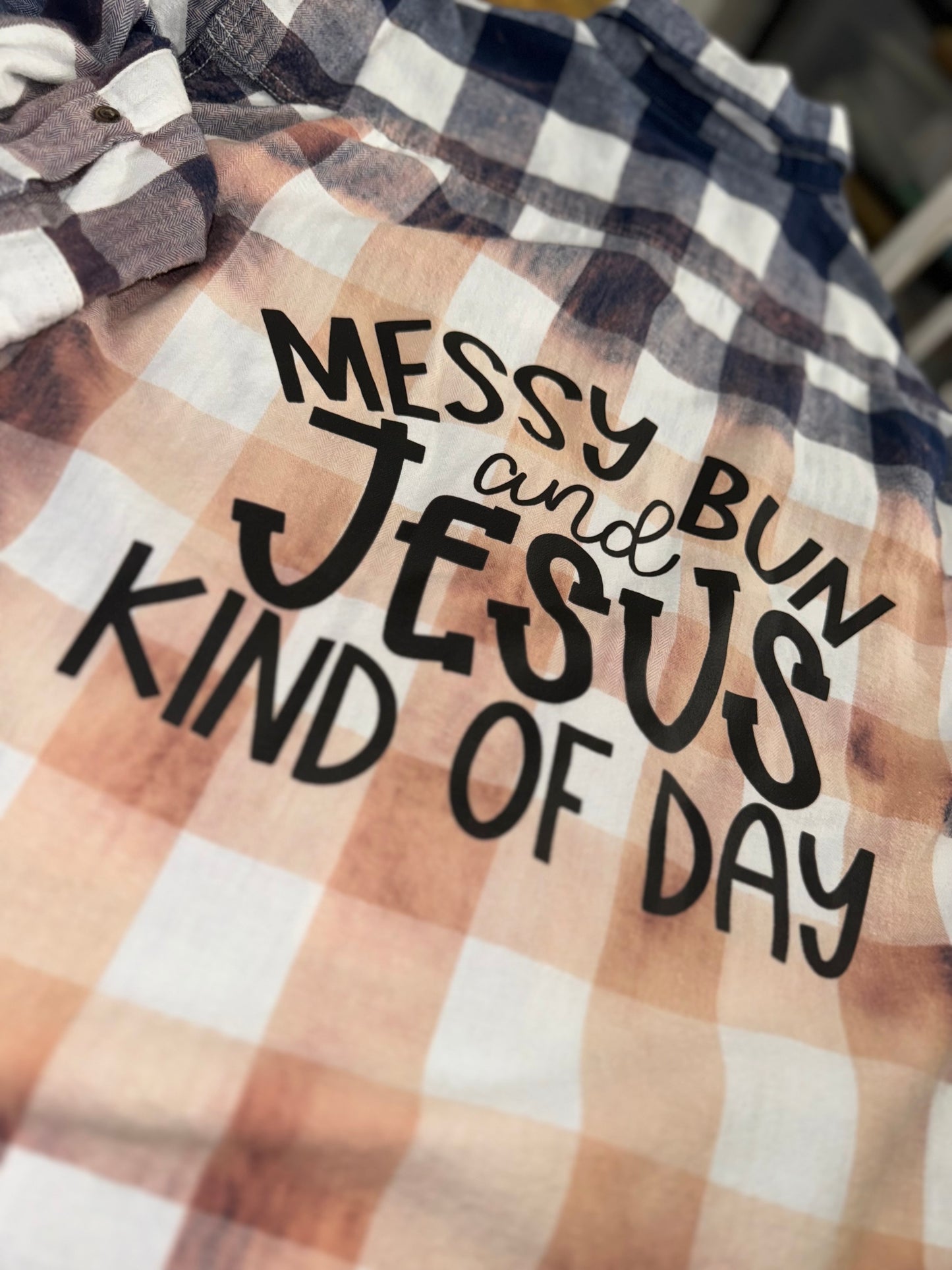 Messy buns & Jesus - Flannel; XL